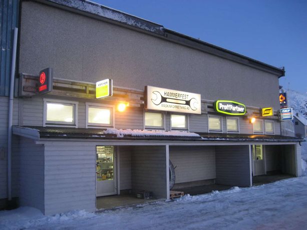 Fasaden til Hammerfest Maskinforretning AS om vinteren